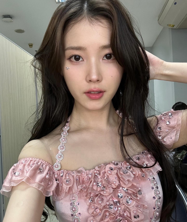 핑크색 드레스 아이유