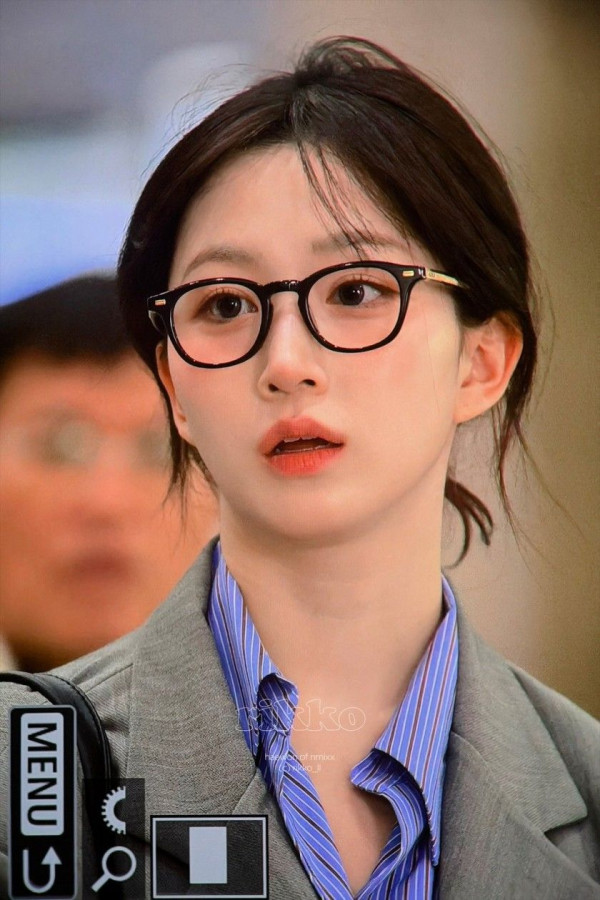 회색 정장자켓 엔믹스 오해원.jpg