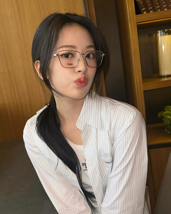 머리 묶는 안유진