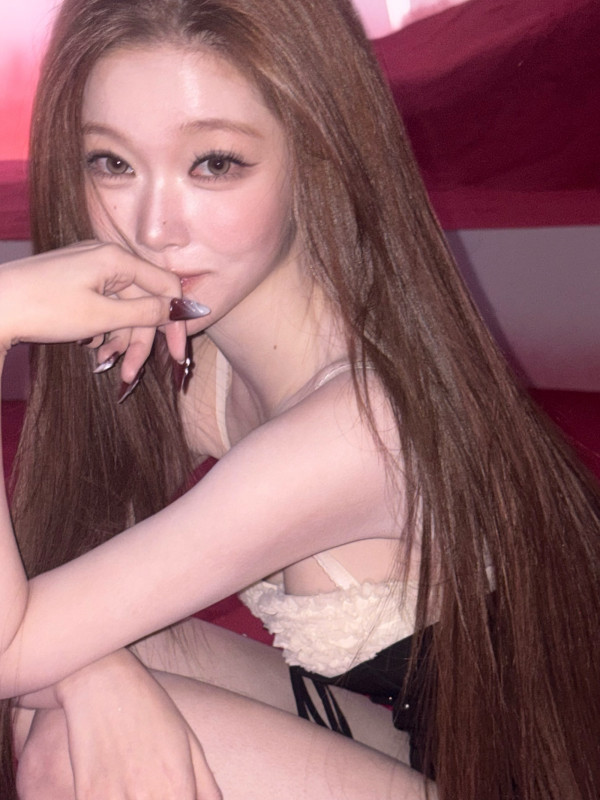 란제리룩 입고 쪼그려 앉은 빌리 츠키