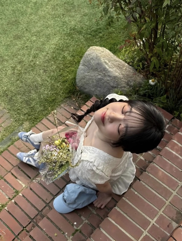 위를 쳐다보는 조유리