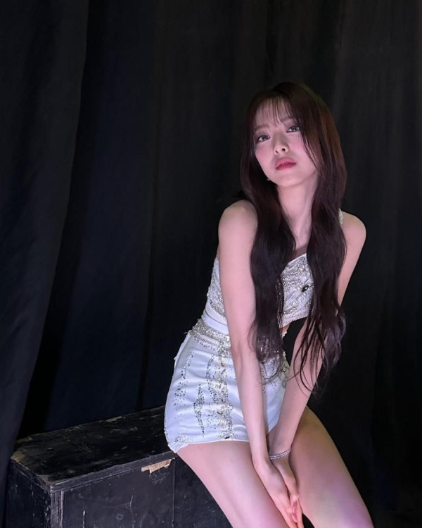 무대 뒤에 걸터앉은 ITZY 유나