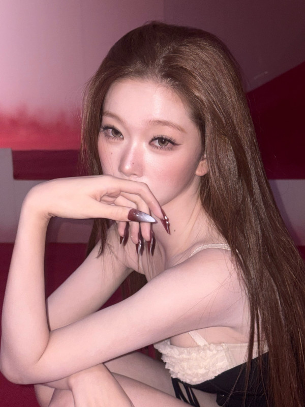 란제리룩 입고 쪼그려 앉은 빌리 츠키