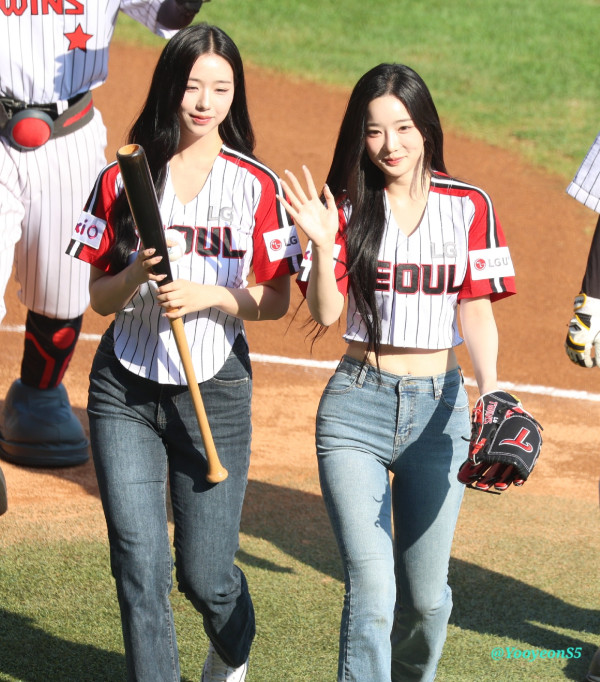 시구하는 트리플에스 김유연 청바지핏.jpg