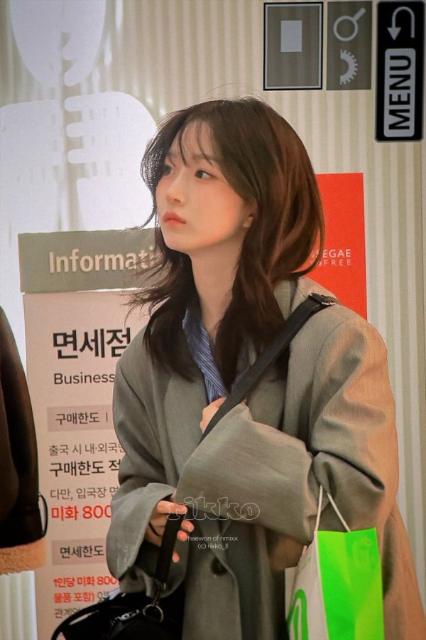 회색 정장자켓 엔믹스 오해원.jpg