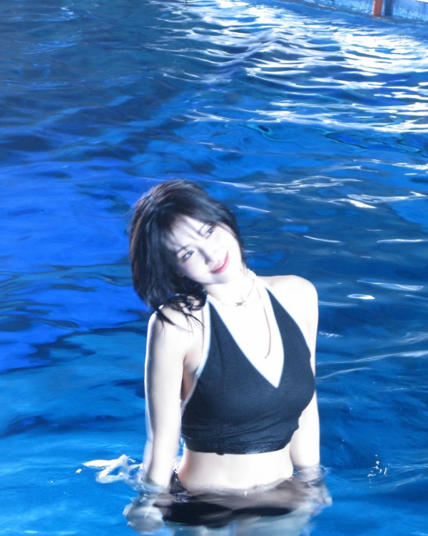 트와이스 모모 검정 투피스 수영복