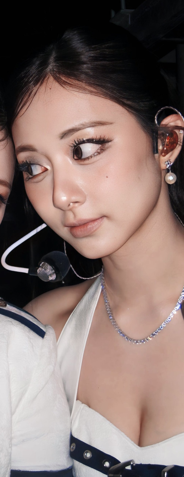 흰 벨트 란제리룩 트와이스 쯔위.jpg