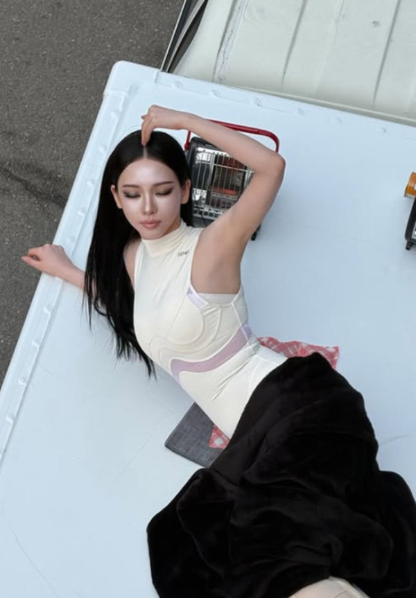 카리나, 밀착 의상 입고 컨테이너 위에서 뽐낸 독보적 아우라