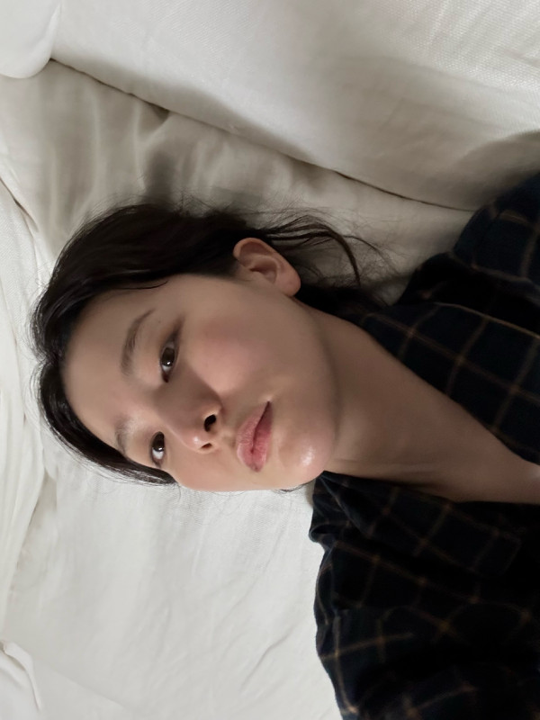 침대에서 셀카 슬기