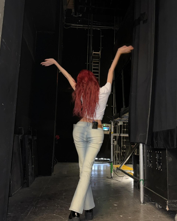 CK 흰 반팔티 왕골반 ITZY 유나