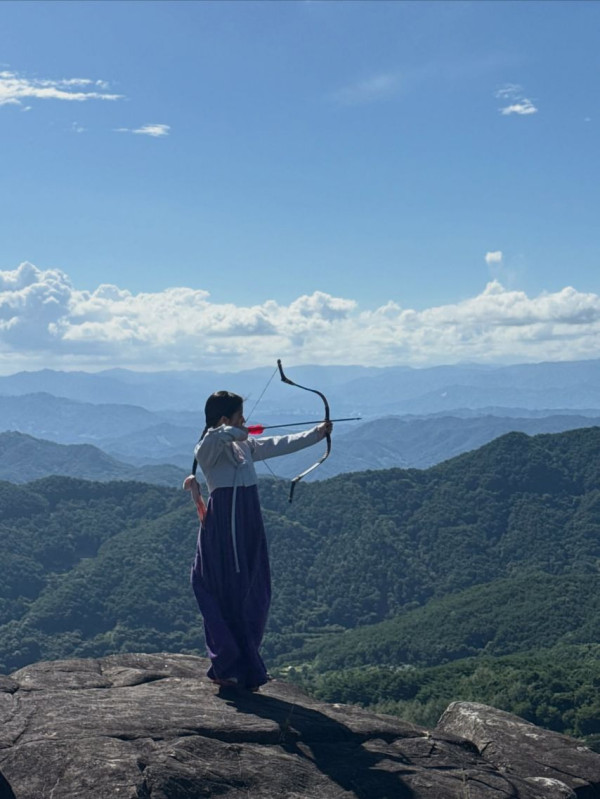 정상에서 활 쏘는 남지현