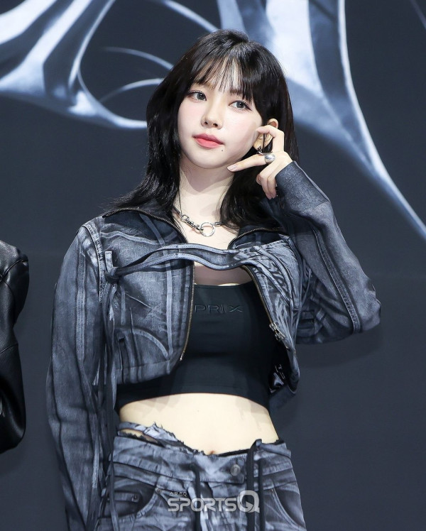 검정 탱크탑 에스파 카리나