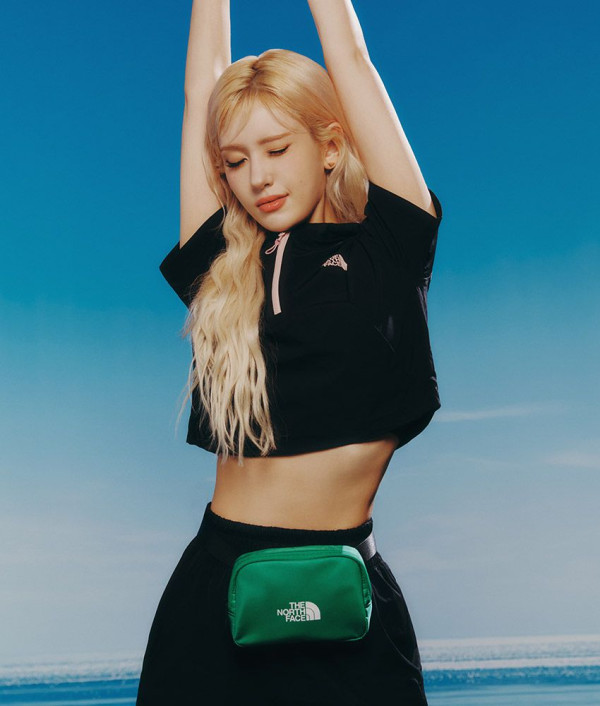 스포티한 전소미 노스페이스 회색 민소매