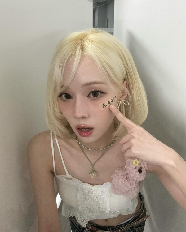 밴드를 붙인 에스파 윈터