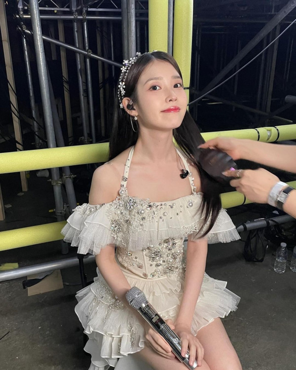 러블리한 화이트 오프숄더 프릴의상 아이유