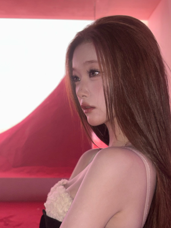 란제리룩 입고 쪼그려 앉은 빌리 츠키