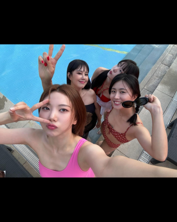애스터스쿨 프듀48 이가은 핑크색 모노키니 수영복 몸매