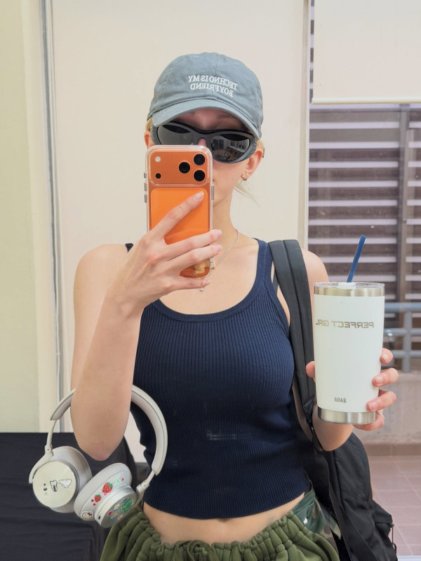 운동후 셀카 찍는 전소미 숏레깅스 몸매.jpg