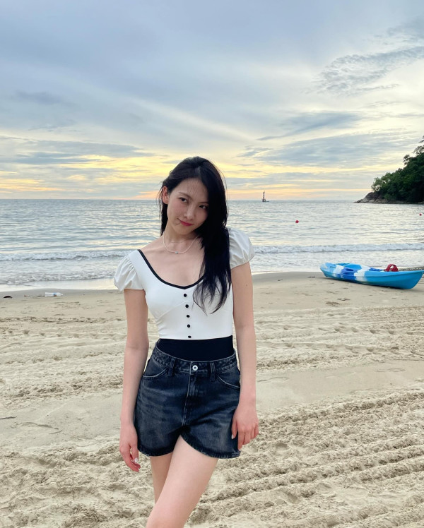 블랙톤 수영복 입은 카라 강지영