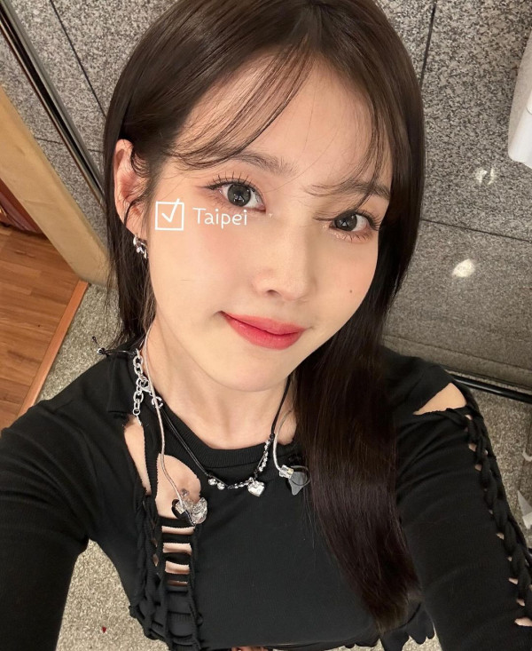 섹시해보이는 아이유 대만공연 셀카 사진들