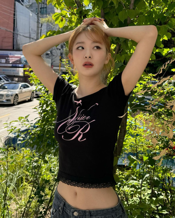 검정 크롭티 레드벨벳 슬기