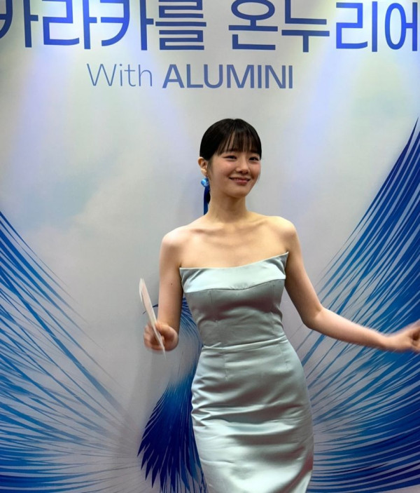 연세대 축제 MC 배우 박규영 오프숄더 드레스 몸매