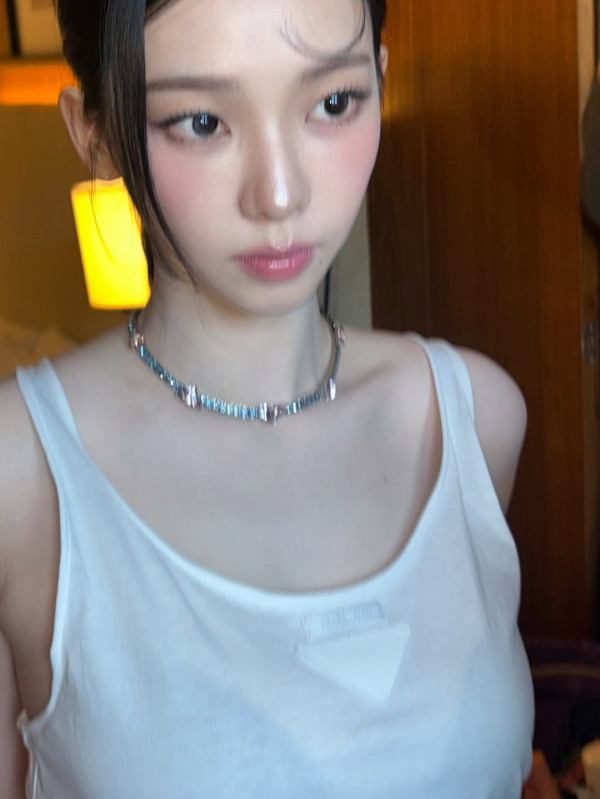 검정 브라 비치는 흰 나시 에스파 카리나