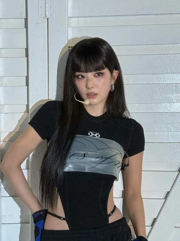 팬티끈 올라온 검정 모노키니 의상 레드벨벳 슬기.jpg