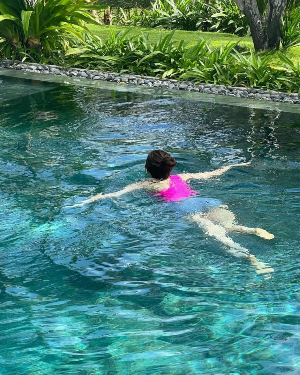오마이걸 아린 원오프숄더 수영복  + 청핫팬츠
