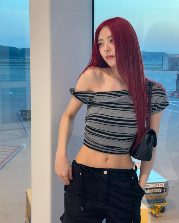 잘록한 허리배꼽 itzy 유나
