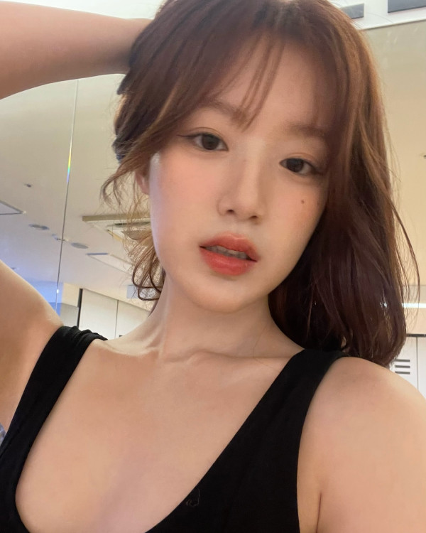 검은색 GUESS 민소매 요망한 아이들 슈화