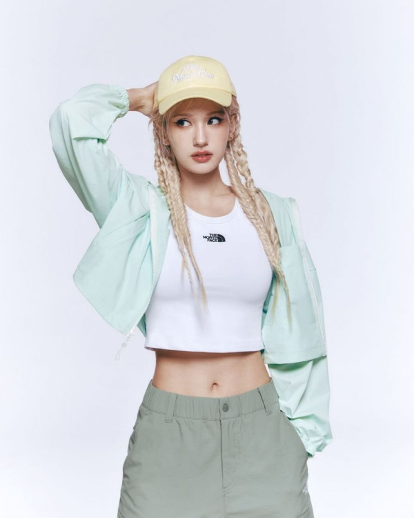 스포티한 전소미 노스페이스 회색 민소매
