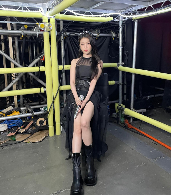 러블리한 화이트 오프숄더 프릴의상 아이유