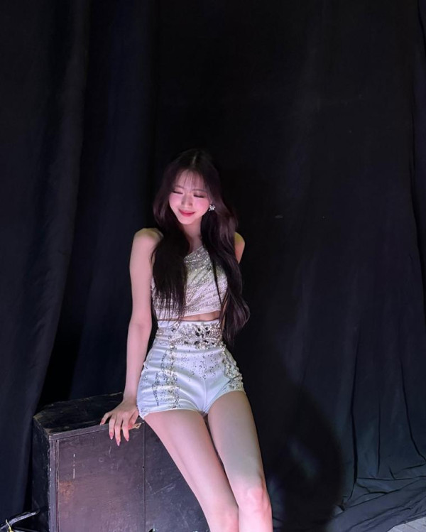 무대 뒤에 걸터앉은 ITZY 유나