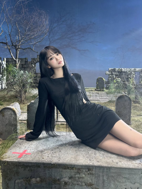 화보 촬영중인 김채원
