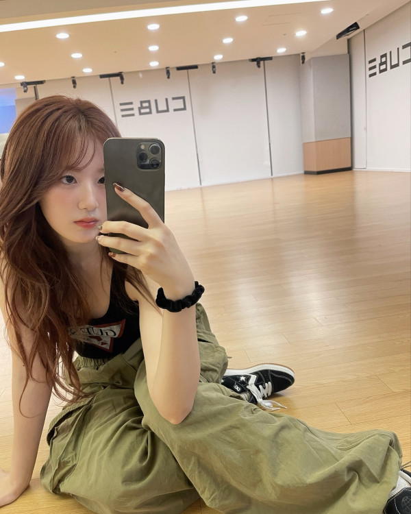 검은색 GUESS 민소매 요망한 아이들 슈화