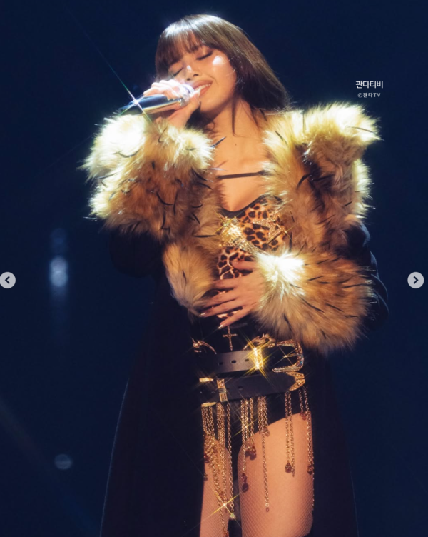 블랙핑크 리사 엉덩이 노출 의상