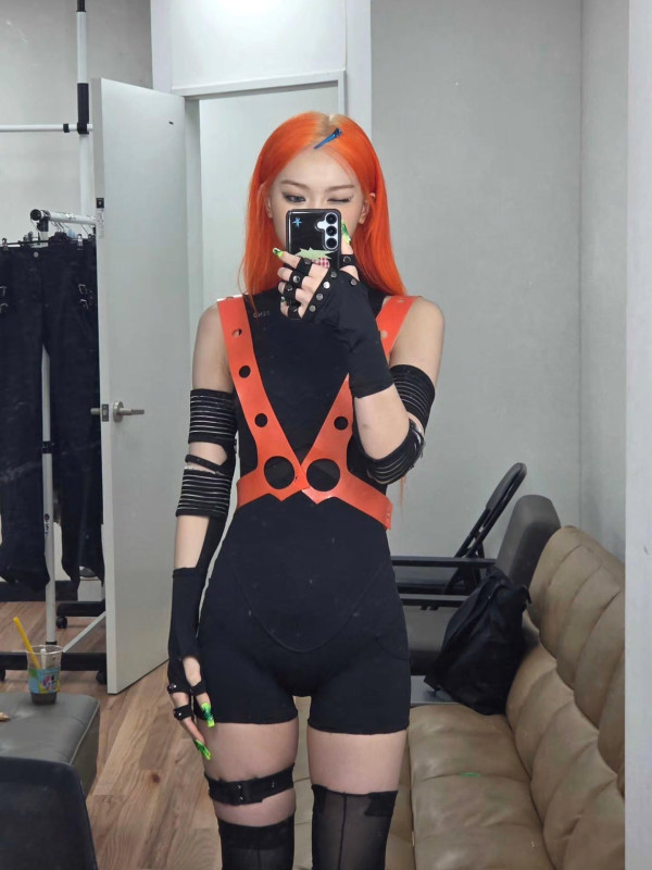 르세라핌 김채원 대기실에서 검정 바디수트 하체