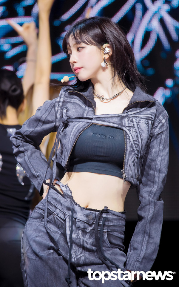 검정 탱크탑 에스파 카리나