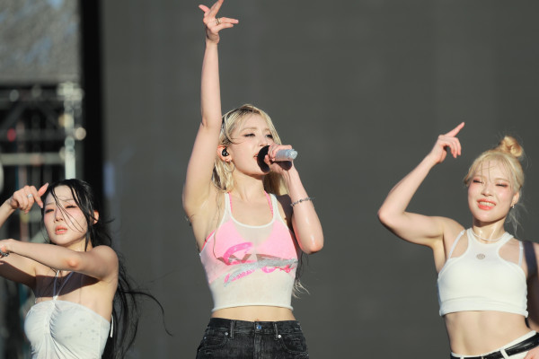 핑크 브라 비치는 흰 나시 전소미