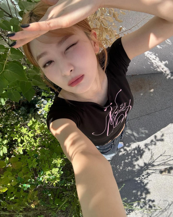 검정 크롭티 레드벨벳 슬기