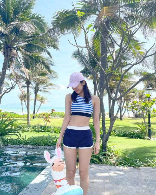 오마이걸 아린 원오프숄더 수영복  + 청핫팬츠