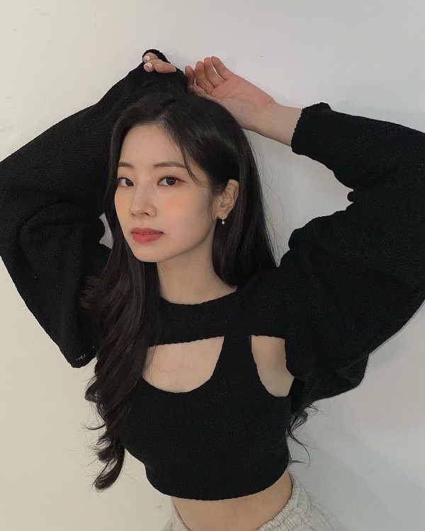 위아래 느낌이 다른 다현