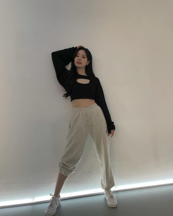 위아래 느낌이 다른 다현