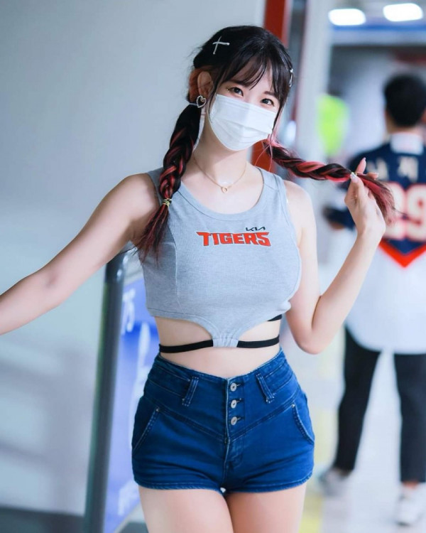 양갈래 머리 김한나 치어리더