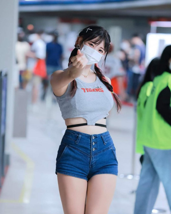 양갈래 머리 김한나 치어리더