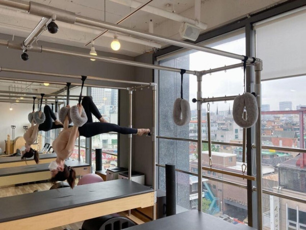 열심히 필라테스 중인 에이프릴 윤채경