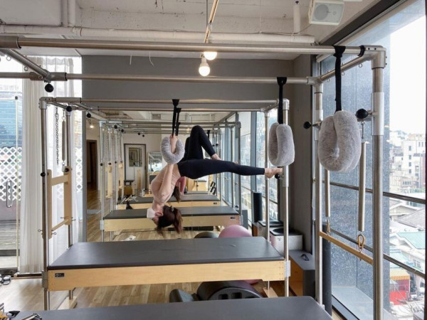 열심히 필라테스 중인 에이프릴 윤채경