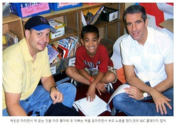 지하철에 버려진 아이, 성인으로 길러낸 동성부부