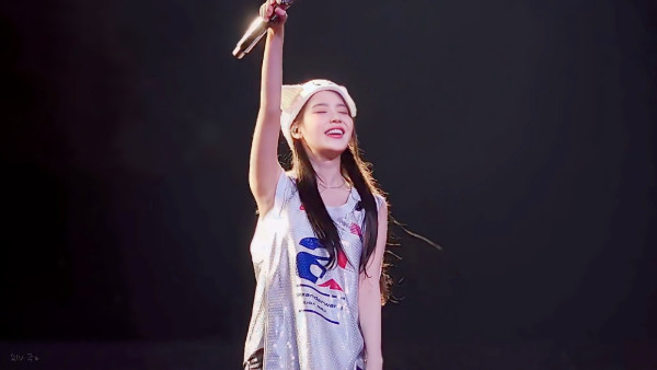 호응 유도하는 아이유